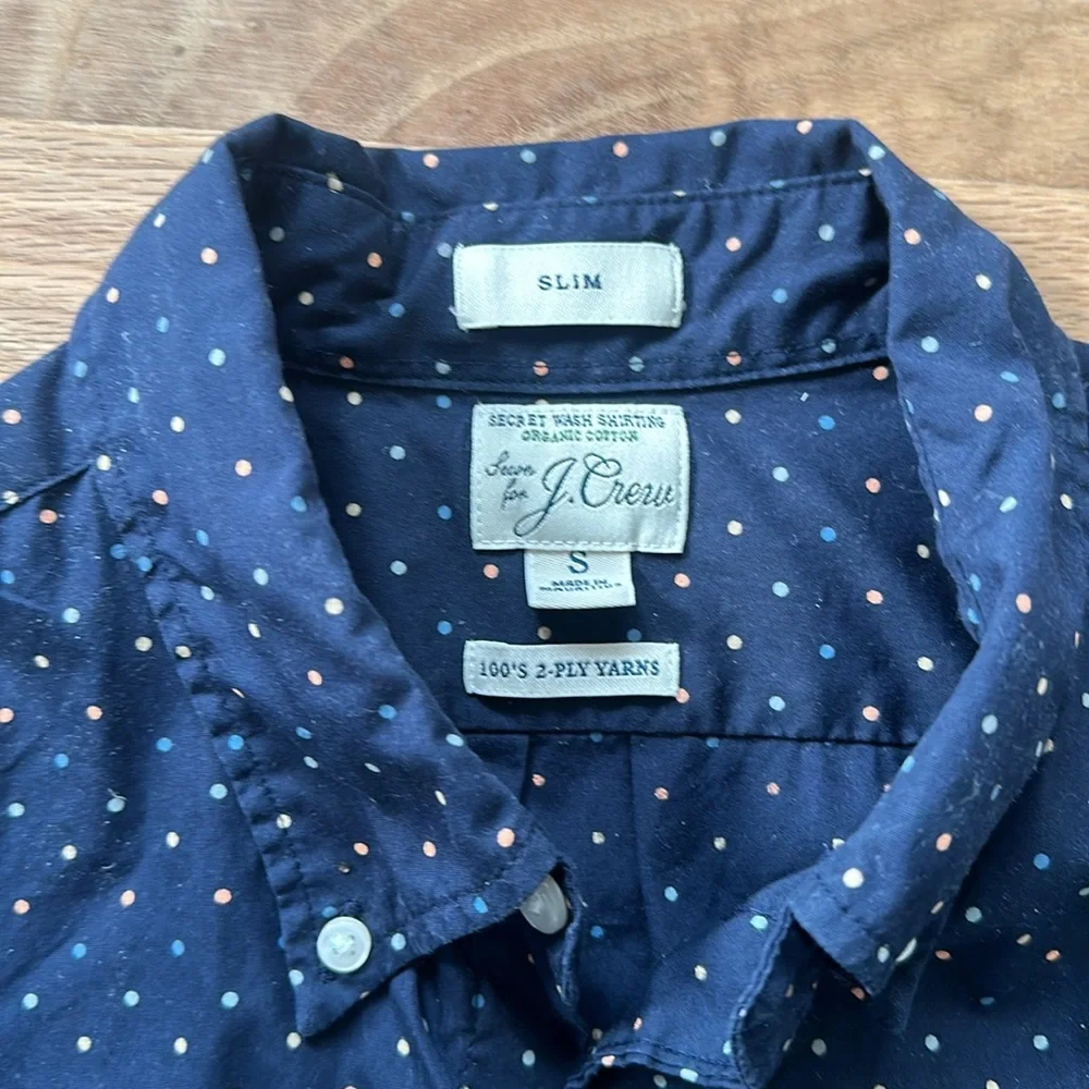 J Crew organic cotton Slim button down shirt men's sz Small. Navy with polkadots